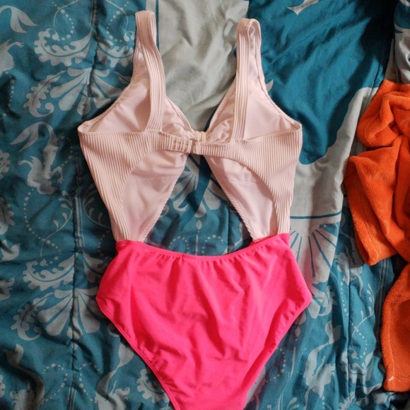 Hollister swimsuit NEW NEVER USED - Picture 3 of 4